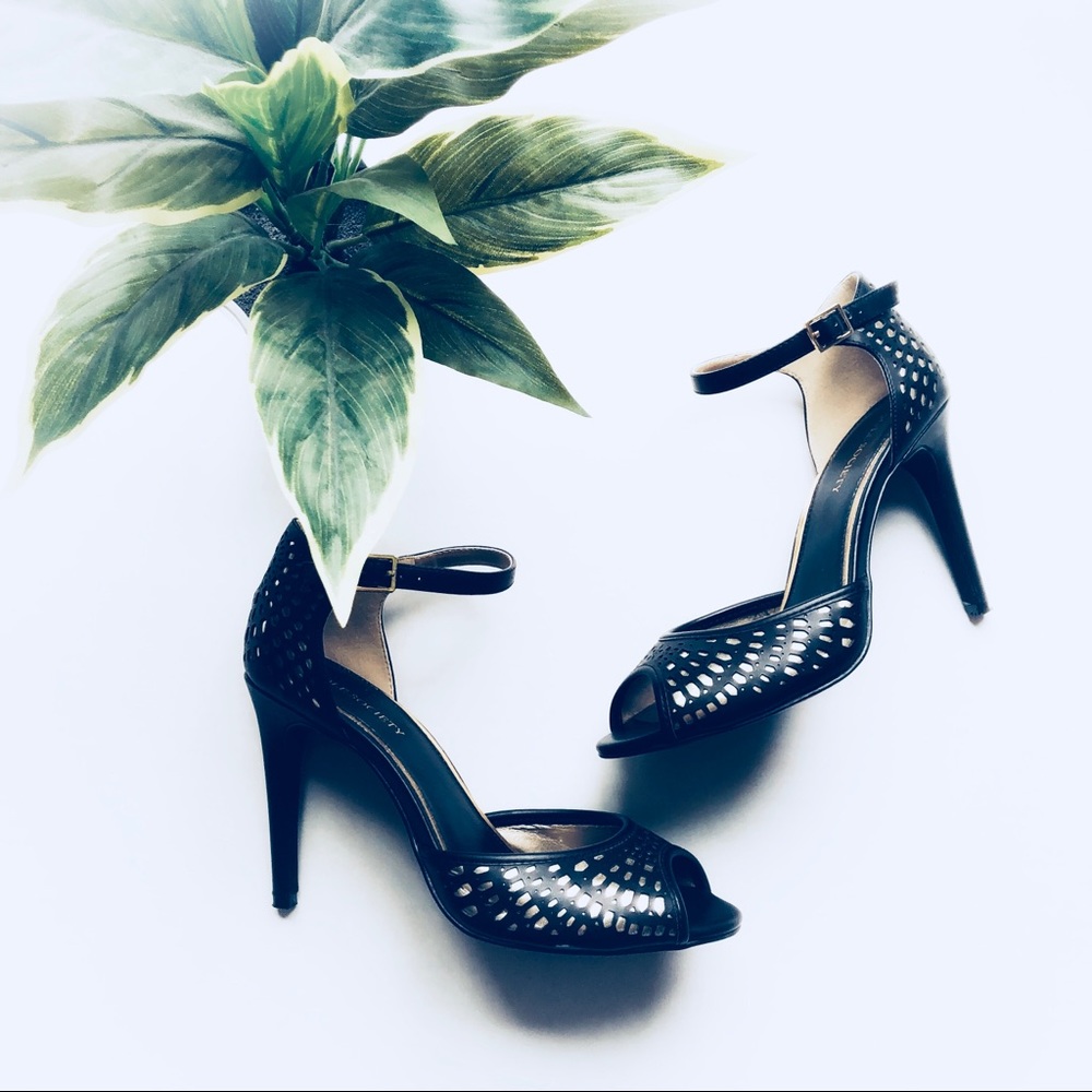 Sole Society Black/Gold Stilettos Size 7